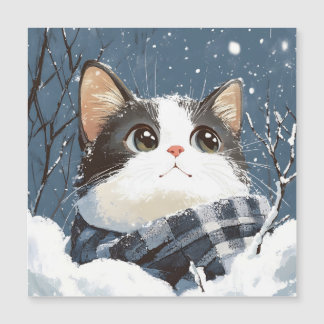 Gato fofo e aconchegante na neve de inverno
