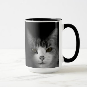 Gato na caneca preta