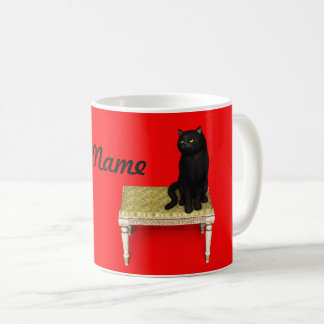 Gato negro na caneca de café
