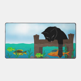 Gato negro pescando no cais
