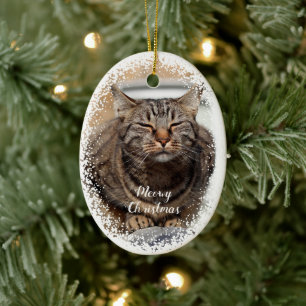Gato nevado no enfeite de cerâmica de Natal