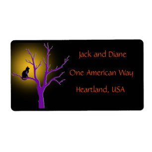 Gato preto em uma etiqueta da árvore