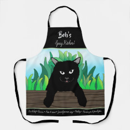 Gato preto na cerca com grama verde