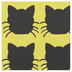 Gato preto no tecido amarelo do fundo