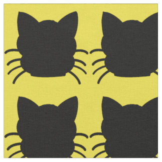 Gato preto no tecido amarelo do fundo