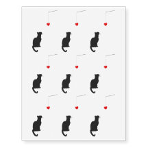 Gato Preto Olhando Para Pingente Coração