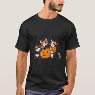 Gatos fofos de Halloween com uma camiseta de abóbo