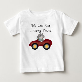 Gatos indo para lugares de carro vermelho camiseta