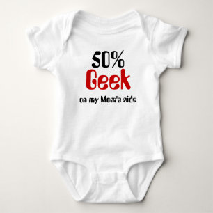 Geek de 50% na camisa do bebê do lado da mãe