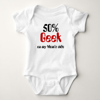 Geek de 50% na camisa do bebê do lado da mãe