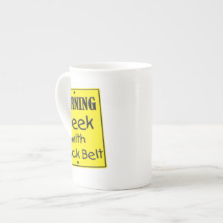 Geek de aviso com caneca preta