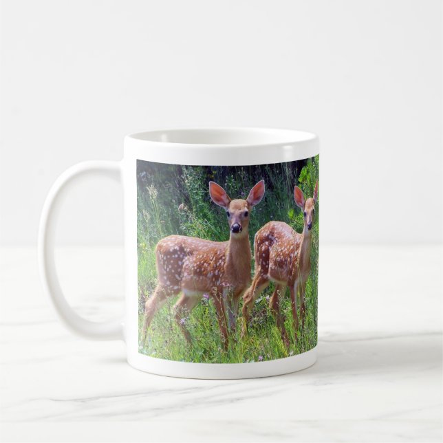 Gêmeos da jovem corça na caneca do Hawkweed (Esquerda)