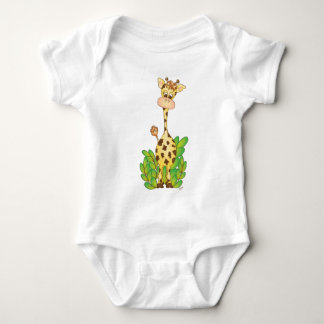 Girafa adorável com t-shirt das folhas