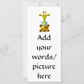 Girafa bonita com peixes dourados