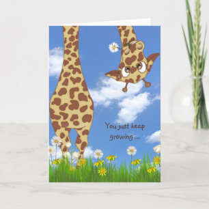 Girafa de aniversário infantil no cartão de relv