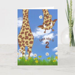 girafa de segundo aniversário no cartão de relva