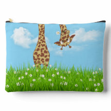Girafa Fofa na Grama Verde