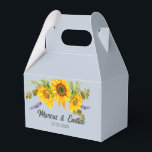 Girassóis Na Caixa De Favor Do Casamento Personali<br><div class="desc">Bonito caixa de favoritos de casamento apresenta buquê de girassol de cor d'água no fundo Plein Air (azul pálido) com blocos de texto personalizáveis em fontes modernas</div>