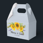 Girassóis Na Caixa De Favor Do Casamento Personali<br><div class="desc">Bonito caixa de favoritos de casamento apresenta buquê de girassol de cor d'água no fundo Plein Air (azul pálido) com blocos de texto personalizáveis em fontes modernas</div>