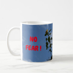 Girassol no telhado. caneca de café