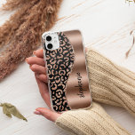 Glam Leopard Spots Rosa Dourado Nome Metálico Negr<br><div class="desc">Esta design apresenta um padrão de mancha-leopardo rosa-dourada em um fundo preto à esquerda,  e uma imagem de folha de ouro rosa à direita em forma de uma onda limitada com brilho de ouro rosa. Personalize-o com seu nome ou monograma em uma fonte de pincel na moda preto manuscrito.</div>