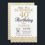 Glitter Dourado de Convite para aniversário de 40<br><div class="desc">Convite para aniversário de 40 anos surpresa com Glitter Chevron Dourado. Glitter preto e Dourado. Aniversário Adulto. Convidam o Homem ou a Mulher Bday. Para mais personalização,  clique no botão "Personalizar" e use nossa ferramenta de design para modificar este modelo.</div>