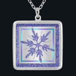 Glitter Prateado Roxo OLHAR Colar Floco de Neve<br><div class="desc">Este festivo colar floco de neve com brilho FAUX (IMPRESSO) em cores de púrpura, turquesa, chalé, aqua e prata corresponde ao convite de casamento no inverno mostrado abaixo e daria um bom presente para dar aos seus assistentes de festa de casamento como sua Madrinha de casamento, damas de Bridesmaids e...</div>