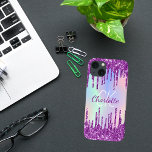Glitter rosa púrpura goteja nome holográfico<br><div class="desc">Um arco-íris,  fundo holográfico colorido de unicórnio. Decorado com pingos de brilho rosado e púrpura,  pintura pingando aparência. Personalize e adicione seu nome e suas iniciais monográficas,  letras roxas e brancas.</div>