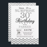 Glitter Silver de Convite para aniversário de 30 a<br><div class="desc">Convite para aniversário de 30 anos surpresa com Silver Glitter Chevron. Negra e Silver Glitter. Aniversário Adulto. O Dia do Homem ou da Mulher Convidam.
Para mais personalização,  clique no botão "Personalizar" e use a ferramenta design para modificar este modelo.</div>