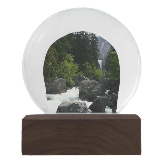 Globo De Neve Vernal cai à distância em Yosemite (Frente)