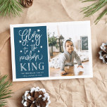 Glória com Mão | CARTÕES DE FOTO DE NATAL<br><div class="desc">O cartão com fotos de Natal baseado na tipografia moderna mostra sua foto favorita com "Glory to the newborn King" (Glória ao rei recém-nascido) ao lado da tipografia de estilo escrita à mão branca. Personalize com seu nome de família, nomes individuais e/ou sua mensagem de Natal personalizada. Cartões se revertem...</div>