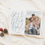 Glória do Orçamento para Deus Foto de Natal<br><div class="desc">Cartões de Natal religiosos contemporâneos mostrando sua foto favorita da família deste ano! Este cartão tem duas seções separadas; no lado esquerdo, há "Glória a Deus no máximo" escrito em modernos escritos em letras brutas. O "i" em "alto" tem um pequeno coração em vez de um ponto. Por baixo da...</div>