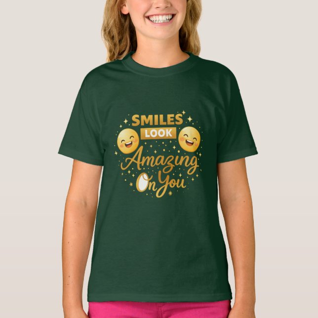 Gold “Smiles Look Amazing On You” Girls’ T-Shirt (Frente)