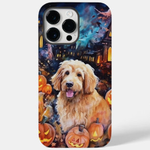 Goldendoodle do Halloween Com Pumpkins Assustado