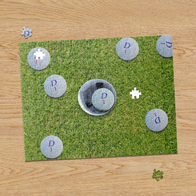 Golfer Monograma Golf Balls Green Quebra-cabeça (A fun golf themed puzzle with space for your initial and golf ball number.)