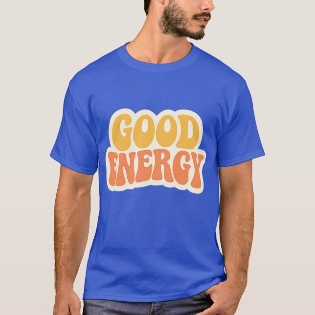 GOOD ENERGY Retro Wavy Text – T-Shirt (Frente)