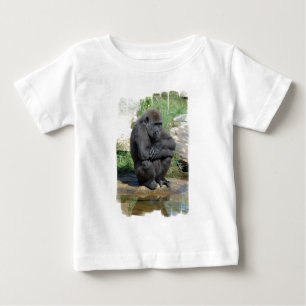 Gorila que senta o t-shirt infantil