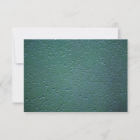 Gotas de Água RSVP em um Fundo Verde