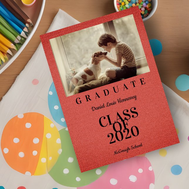 Grad Foto com Efeito de Lino Elegante Vermelho Rús (Rustic Red Stylish Linen Effect Photo Graduate Graduation Announcement Card. )