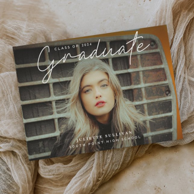 Graduação de Foto de Script Simples (Elegant modern script graduate photo graduation invitation announcement.)