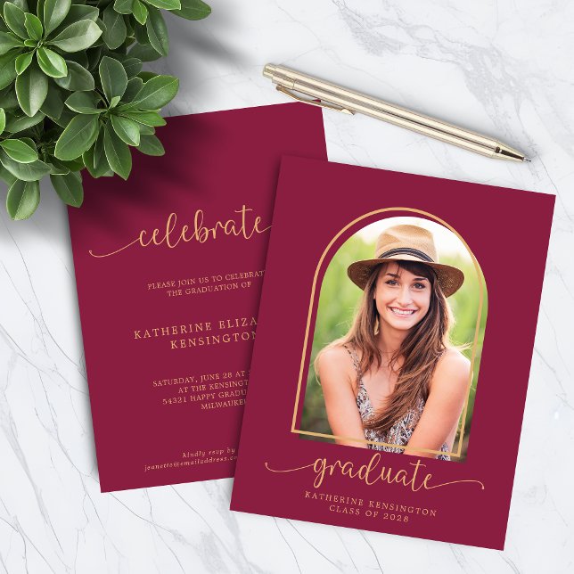 Graduação de Foto em Arco Dourado Elegante de Orça (Budget Elegant Burgundy Gold Arch Photo Graduation Announcement Invitations)