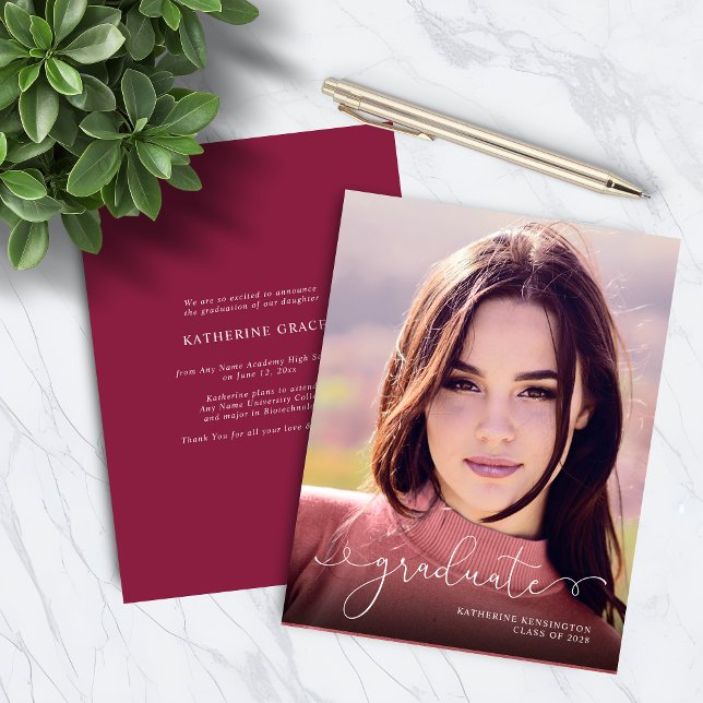 Graduação de Maroon Foto Burgundy do Script BUDGET (BUDGET Script Photo Burgundy Maroon Graduation Invitation Announcement)