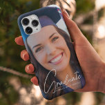 Graduação de Script Branco de Foto do Formando Tre<br><div class="desc">Esta capas de iphone de formandos de tendências apresenta um sofisticado script branco manuscrito sobre uma foto de graduação de cheio de chic. Personalize este presente de capa de telefone de manutenção de formando com seu nome e ano de graduação.</div>