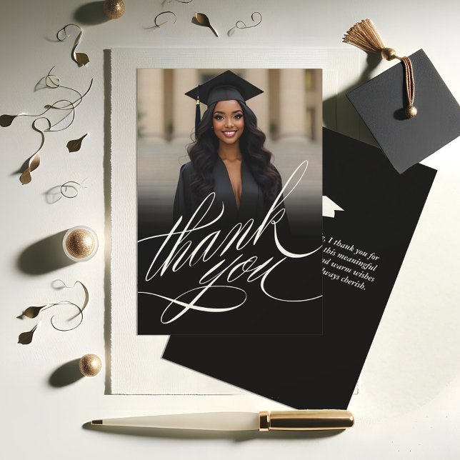 Graduação Elegante de Script Obrigado Cartão com f (Black and White Elegant Graduation Photo Thank You Card)