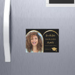 Graduação em arco de foto preto Salve o cartão de<br><div class="desc">Uma foto magnética Salve o cartão de data de uma festa de formatura. Na frente: adicione sua própria foto vertical do formando. Fotografia do arco dourado. Um fundo preto, texto de ouro. Modelos para um nome e data. O nome e o texto: Salvar a Data são escritos com um script...</div>