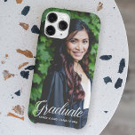 Graduação Personalizada de Foto do Formando Chic<br><div class="desc">Esta elegante capas de iphone de graduação de fotos com sobreposição de tipografia branca apresenta um script branco chic sobre sua fotografia de segundo grau ou formandos. Personalize com seu nome e classe sob a adorável caligrafia.</div>