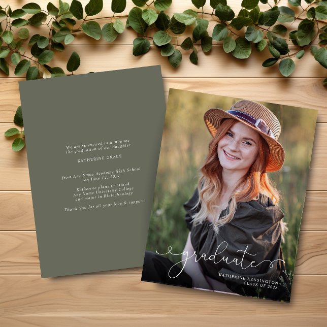 Graduação Verde do Script Elegante BUDGET (BUDGET Elegant Script Photo Sage Green Graduation Announcement)