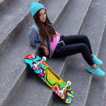 Grafite - Cores de Brilho Personalizáveis do skate<br><div class="desc">Um design de grafite de excelente com pintura pulverizada sob o nome personalizável.</div>