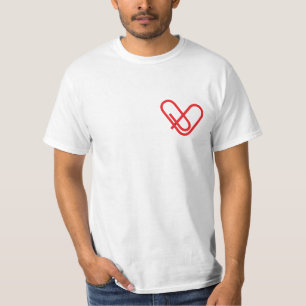Grampo do coração no t-shirt dos homens