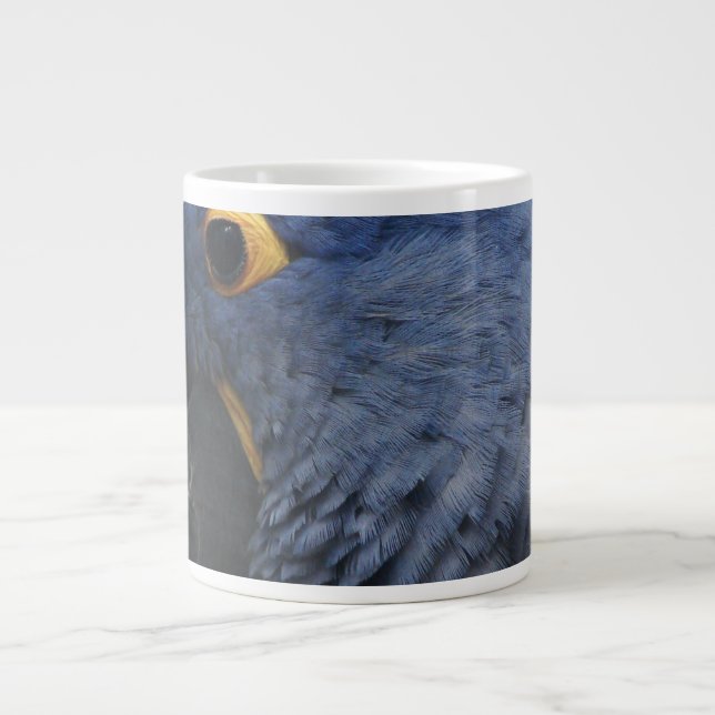 Grande arara azul na grande caneca de café (Frente)